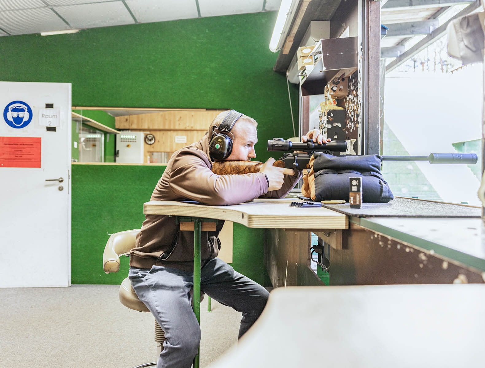 Bild von einem Mann mit Gewehr am Schießstand
